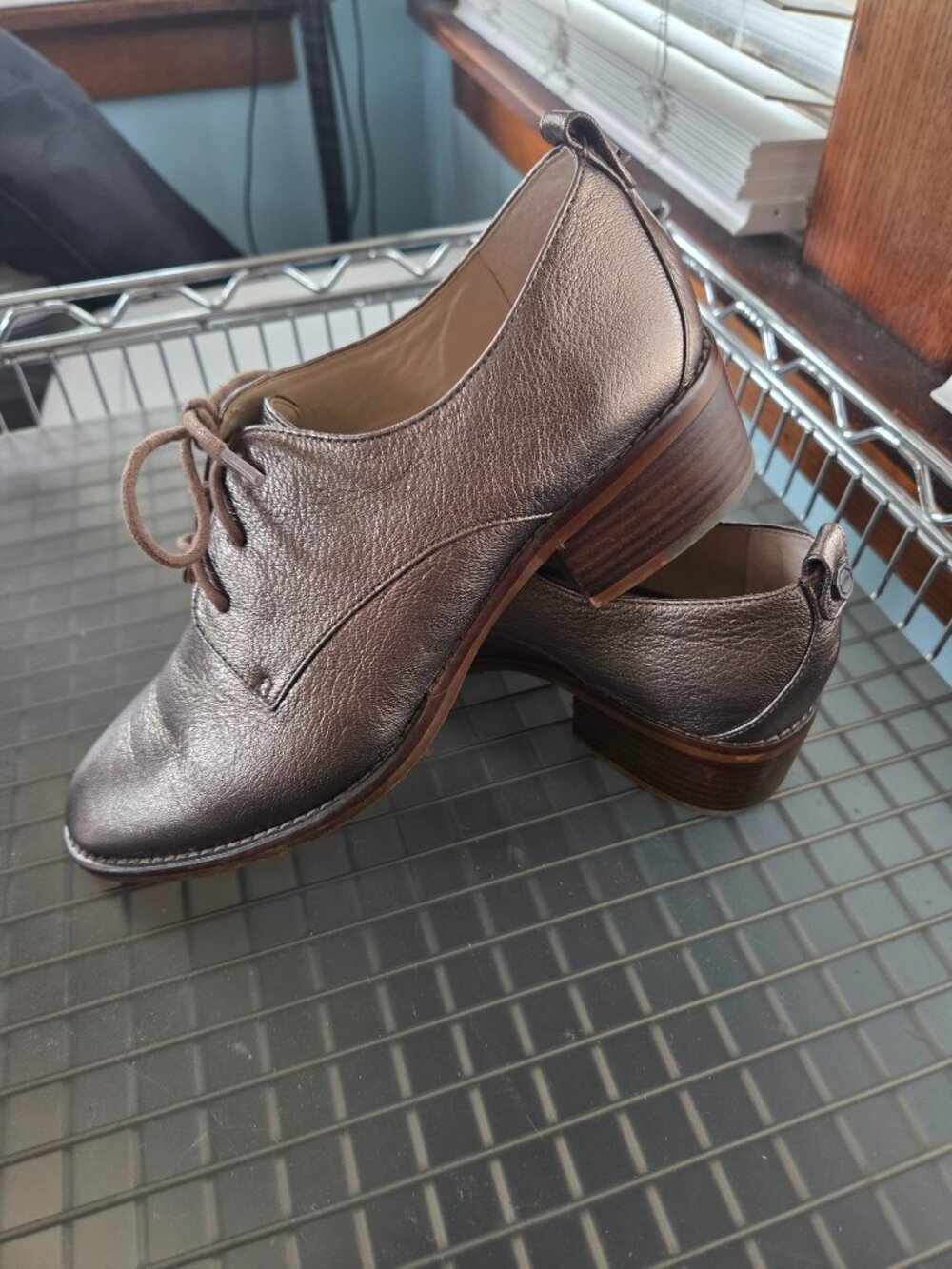 Louise et Cie Dark Gold Bronze Metallic Lace Up Oxford Shoes 8